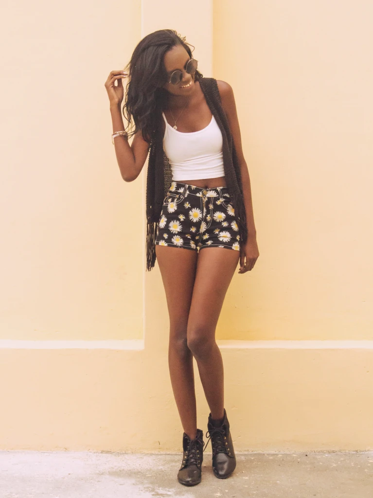 look-do-dia-margaridas-blog-conversando-com-a-lua-inspire-se-coturno-shor-de-cos-alto-sorrir-blogueira-dayane-nascimennto