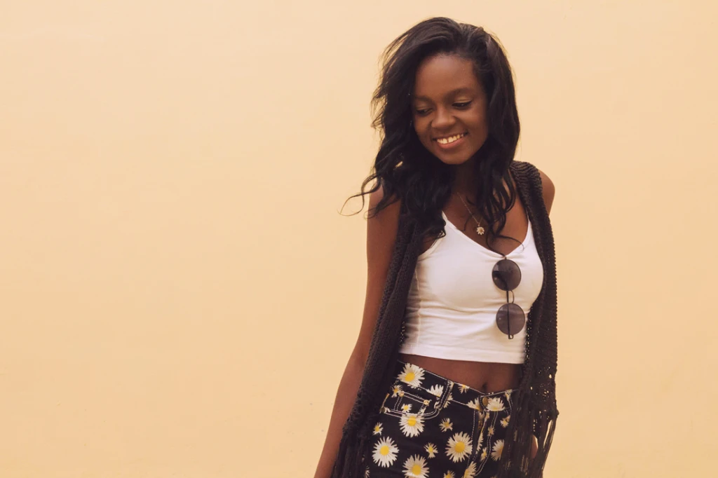 look-do-dia-margaridas-blog-conversando-com-a-lua-inspire-se-coturno-shor-de-cos-alto-sorrir-blogueira-dayane-nascimento