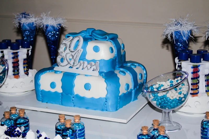 uma-festa-azul-e-branco-inspiração-decoração-festa-de-50-anos-fotos-blog-conversando-com-a-lua-bolo-de-aniversario-azul-e-branco
