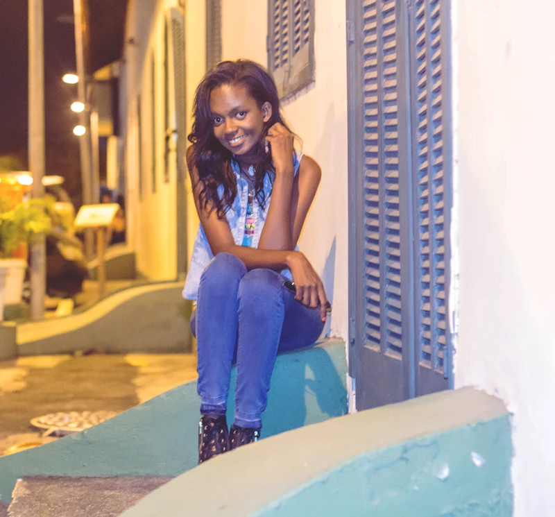 look-do-dia-colete-e-cintura-alta-calça-jeans-colete-jeans-como-usar-blusa-colorida-retro-anos-80-90-blog-conversando-com-a-lua-ootd-blogueira-dayane-nascimento-fotos-00