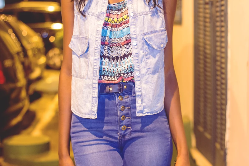 look-do-dia-colete-e-cintura-alta-calça-jeans-colete-jeans-como-usar-blusa-colorida-retro-anos-80-90-blog-conversando-com-a-lua-ootd-blogueira-dayane-nascimento-fotos-composição