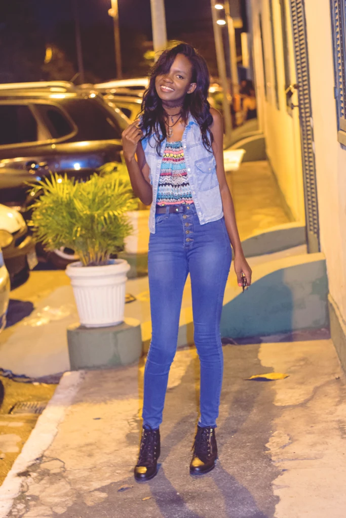 look-do-dia-colete-e-cintura-alta-calça-jeans-colete-jeans-como-usar-blusa-colorida-retro-anos-80-90-blog-conversando-com-a-lua-ootd-blogueira-dayane-nascimento-fotos-oculos-redondo