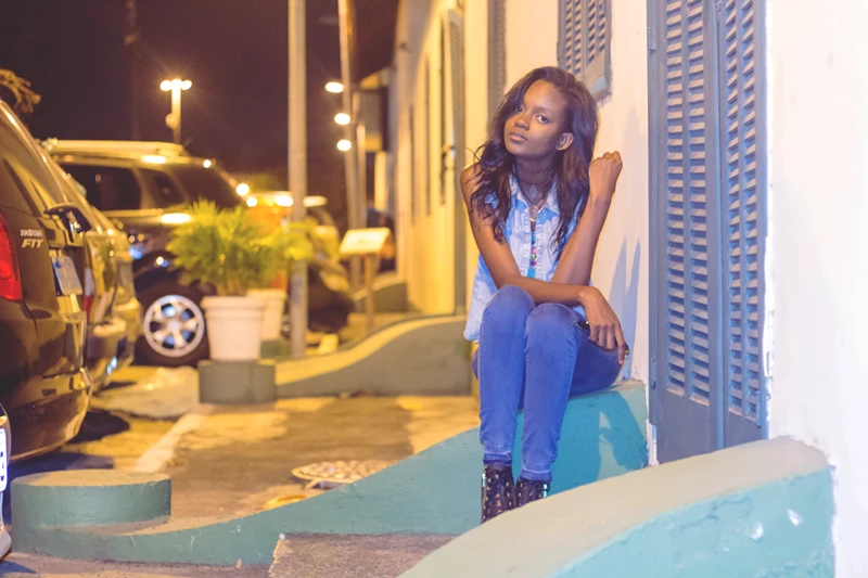 look-do-dia-colete-e-cintura-alta-calça-jeans-colete-jeans-como-usar-blusa-colorida-retro-anos-80-90-blog-conversando-com-a-lua-ootd-blogueira-dayane-nascimento-fotos-rj-brasil-brazil