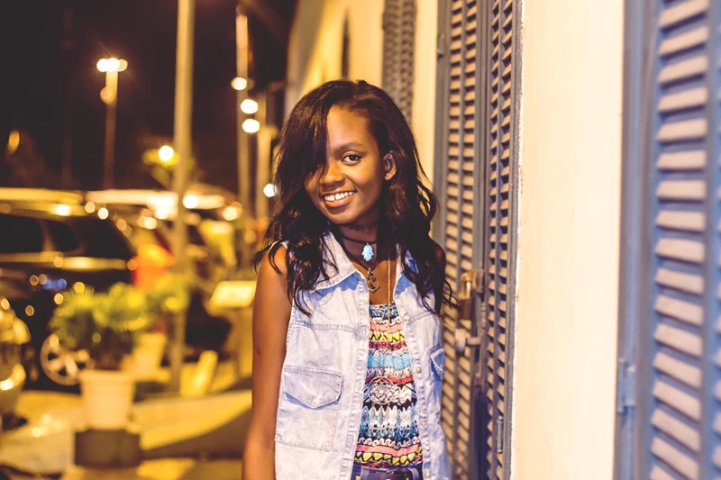 look-do-dia-colete-e-cintura-alta-calça-jeans-colete-jeans-como-usar-blusa-colorida-retro-anos-80-90-blog-conversando-com-a-lua-ootd-blogueira-dayane-nascimento-fotos-sorriso-tumblr