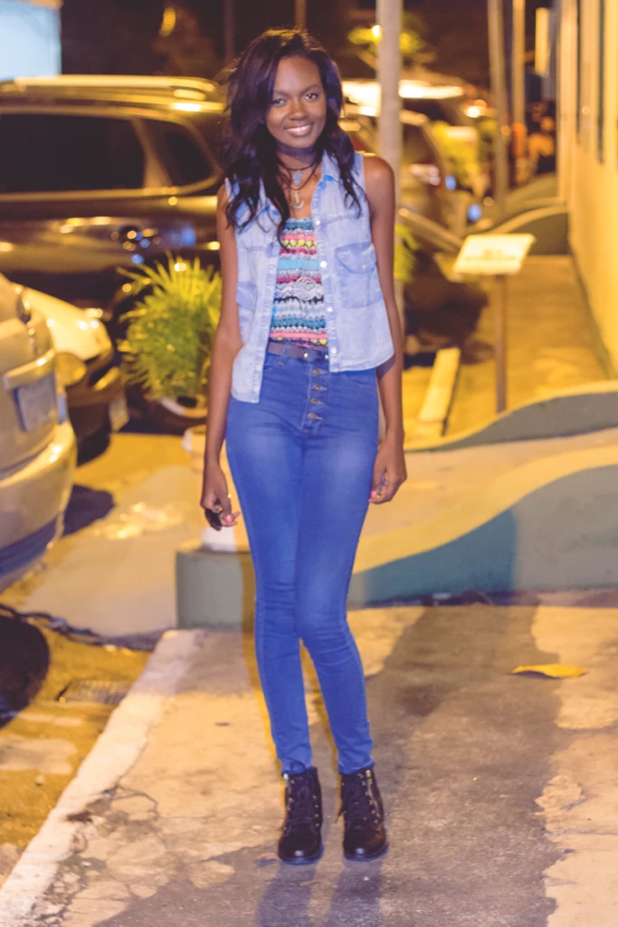 look-do-dia-colete-e-cintura-alta-calça-jeans-colete-jeans-como-usar-blusa-listrada-horizontal-colorida-retro-anos-80-90-blog-conversando-com-a-lua-ootd-blogueira-dayane-nascimento-fotos