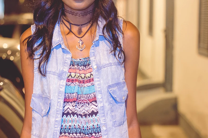 look-do-dia-colete-e-cintura-alta-calça-jeans-como-usar-blusa-colorida-retro-anos-80-90-conversando-com-a-lua-ootd-fotos-acessorios-tatoo-shoker-colar-filtro-dos-sonhos-mix-de-colares