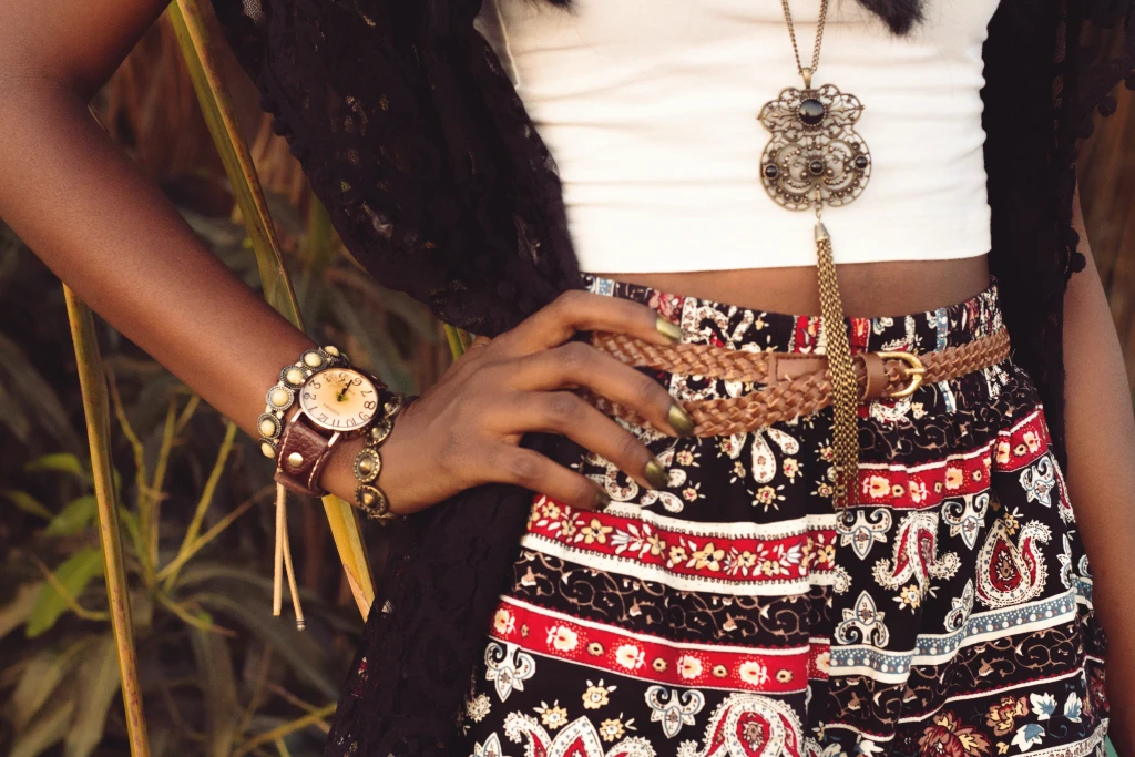 look-do-dia-simples-e-confortavel-blog-conversando-com-a-lua-fotos-look-boho-editorial-blogueira-dayane-nascimento-relogio-acessorios