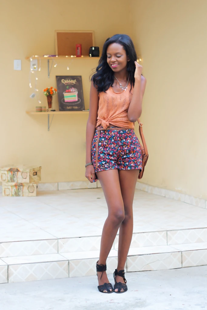 look-do-dia-50-tons-de-verao-looks-para-o-verao-blog-conversando-com-a-lua-abacaxi-oculos-redondo-marro-cintura-alta-florido-flores-acessorios-cores-alegres