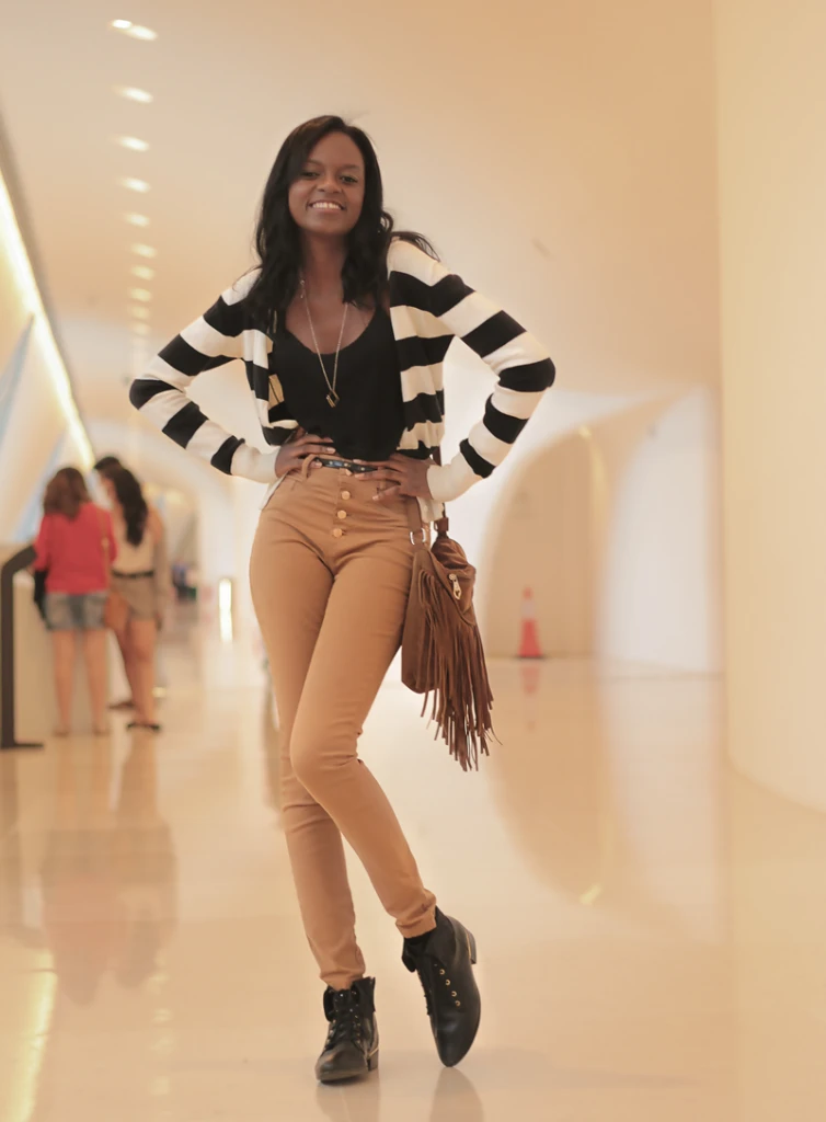 look-cintura-alta-e-listras-blog-conversando-com-a-lua-casaco-listrado-calça-de-cintura-alta-mostarda-frio-blogueiras-negras-tumblr-ootd-dayane-nascimento-blogueira