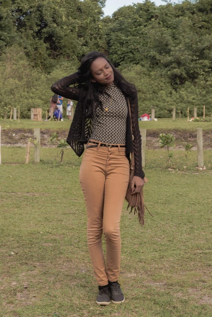 Look: Blusa de gola alta e calça de cintura alta