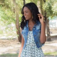 Look: Macaquinho com colete jeans + brinco de abacaxi