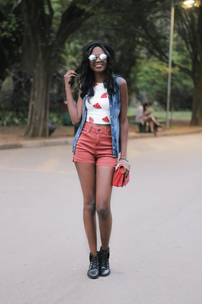 look-do-dia-top-cropped-de-melancia-colete-jeans-e-short-vermelho-parque-ibirapuera-sp-oculos-espelhado-chapeu-coco-chanel-blogueira-dayane-nascimento-conversando-com-a-lua-vs