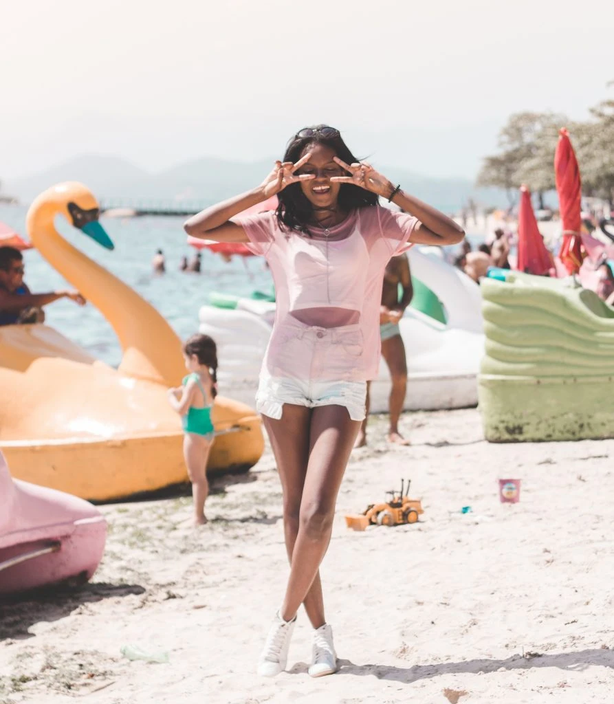 Blusa transparente com top - look do dia - dayane nascimento paquetá - praia- tenis branco